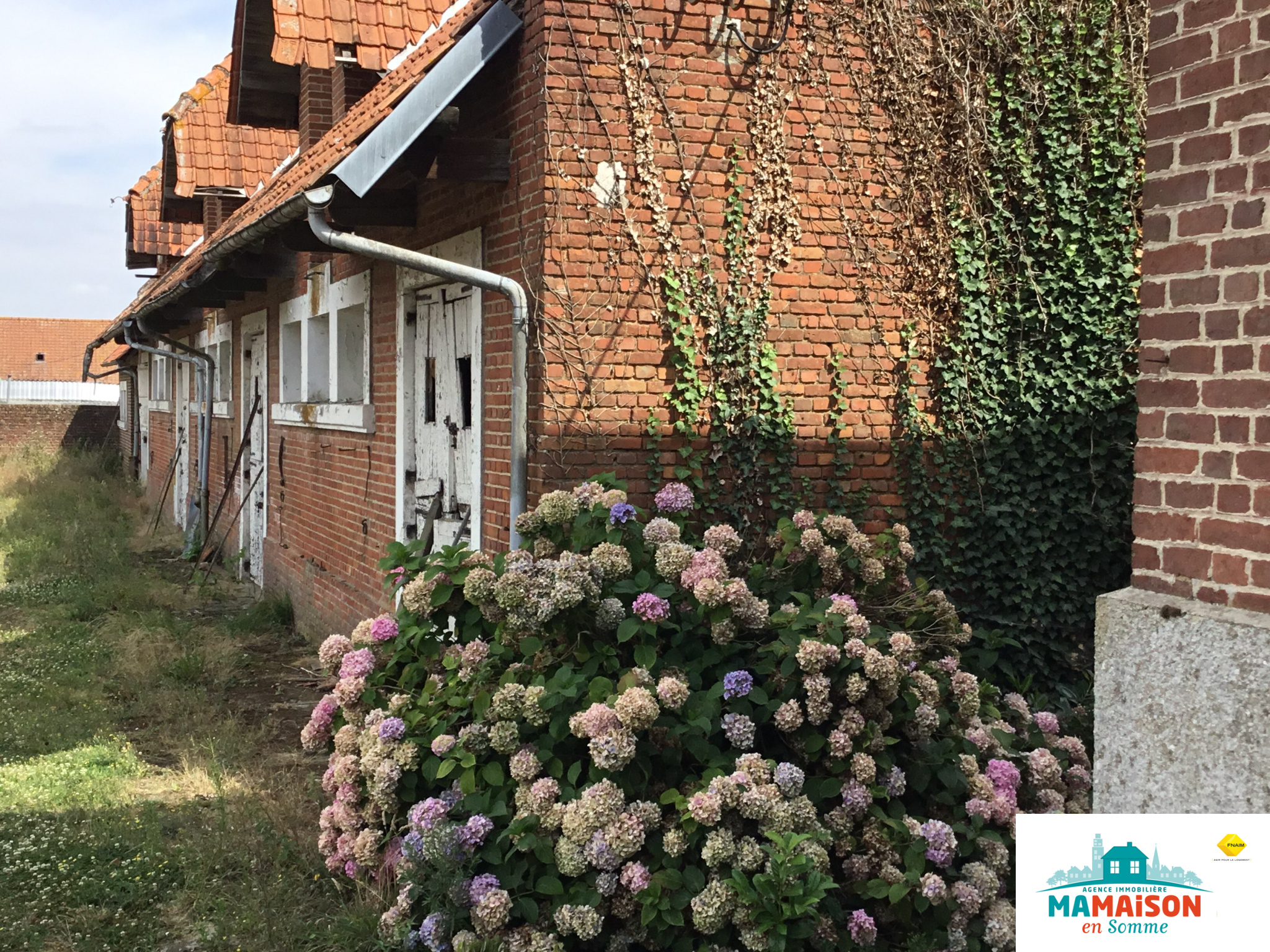 Immo80 – L'immobilier à Amiens et dans la Somme-Axe Amiens Saint Quentin, grand corps de ferme avec maison d’habitation et nombreuses dépendances.
