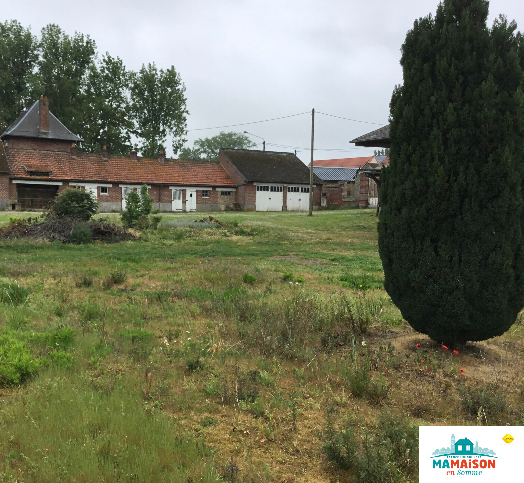 Immo80 – L'immobilier à Amiens et dans la Somme-Axe Amiens Saint Quentin, grand corps de ferme avec maison d’habitation et nombreuses dépendances.