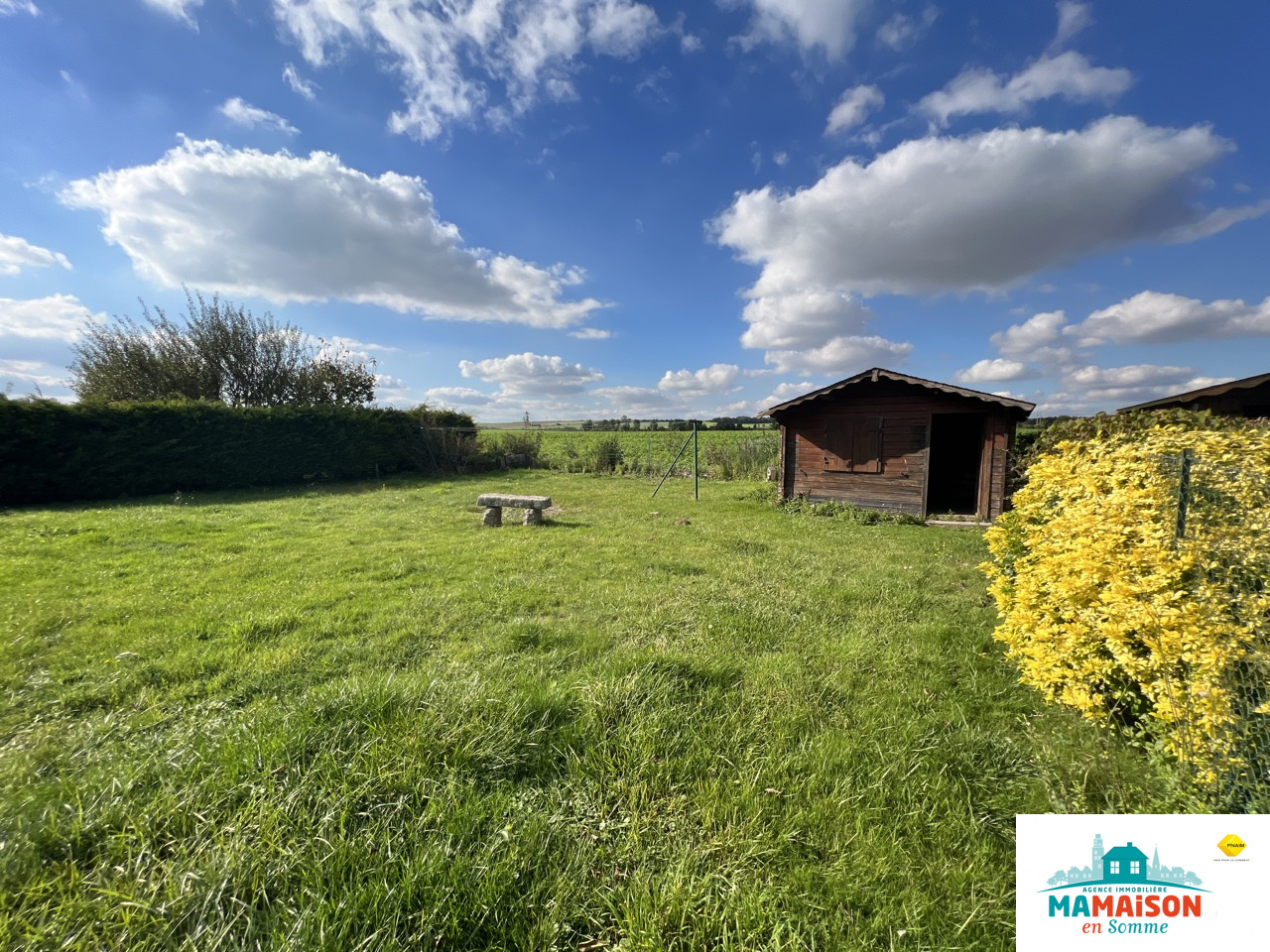 Immo80 – L'immobilier à Amiens et dans la Somme-A 5 minutes d’Albert, chalet avec autonomie de plein pied, 55 m2, terrain clos 1000 m2.